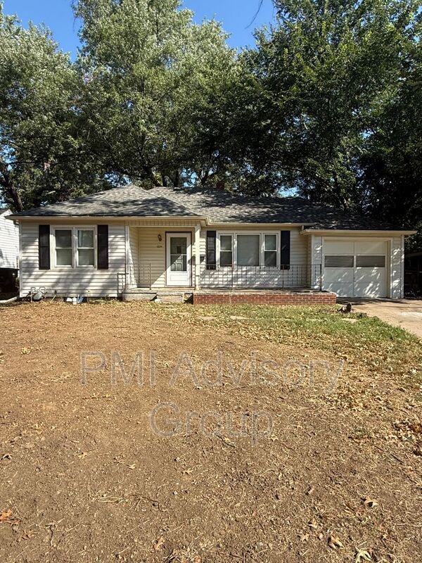 Topeka House: 3234 SW Sena Dr