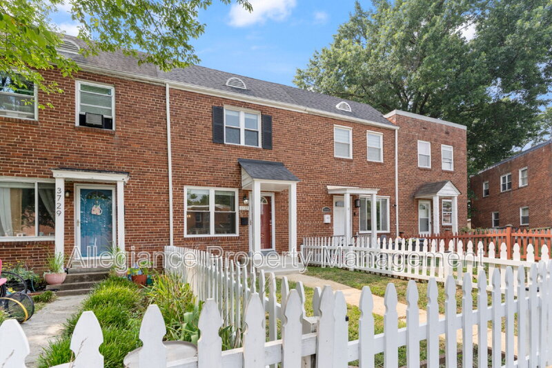 Alexandria House: 3727 Mark Drive