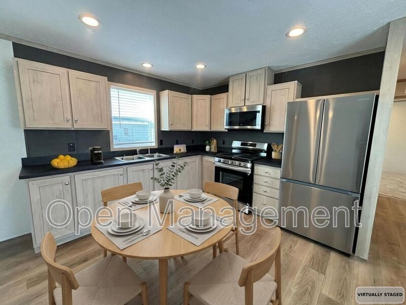 Bismarck House: 725 S 12th St