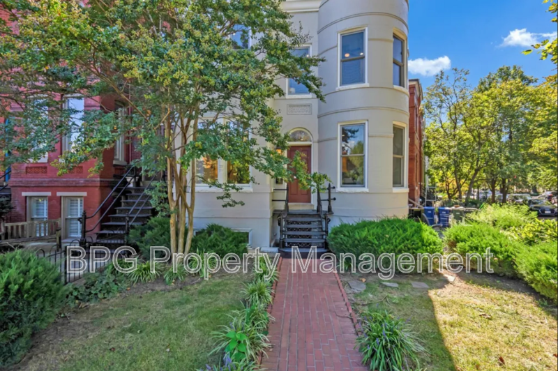 Washington Condo: 901 North Carolina Ave SE