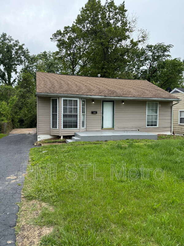 St. Louis House: 10342 Ross Circle