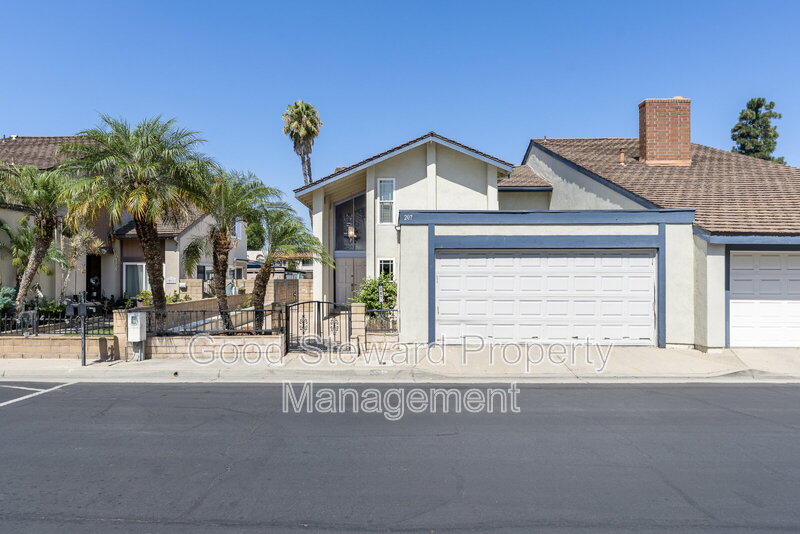 Placentia House: 207 Los Padres Ln