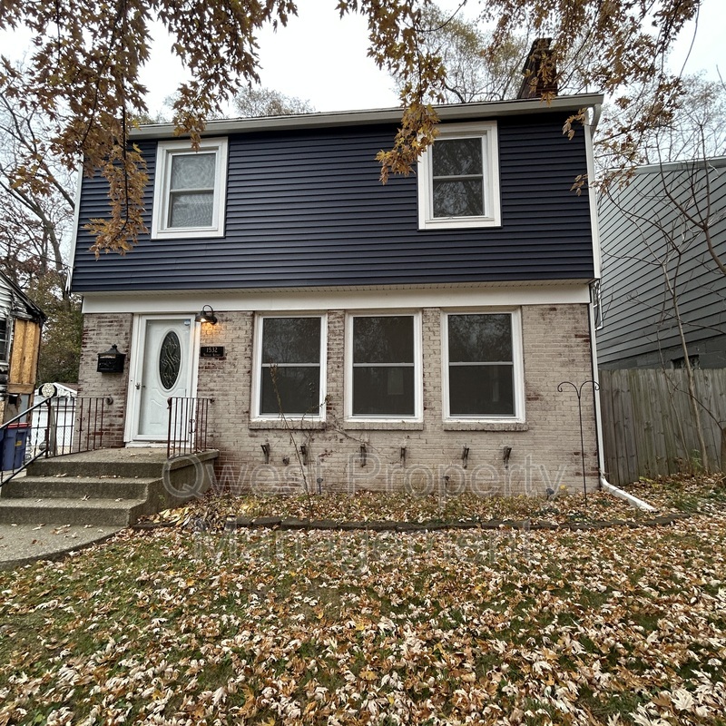 Grand Rapids House: 1532 Sylvan Ave SE