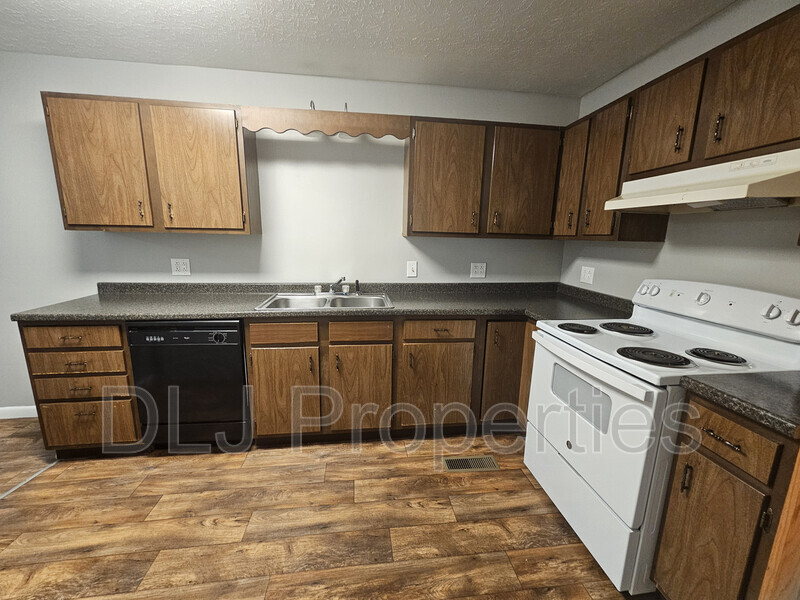 New Market House: 2183 W Hwy 25/70