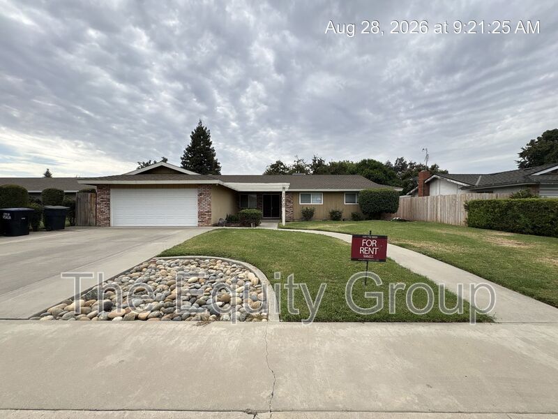 Visalia House: 1009 W Laura