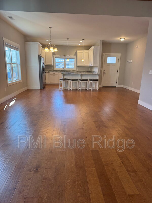 Hendersonville House: 64 Leyland Cir