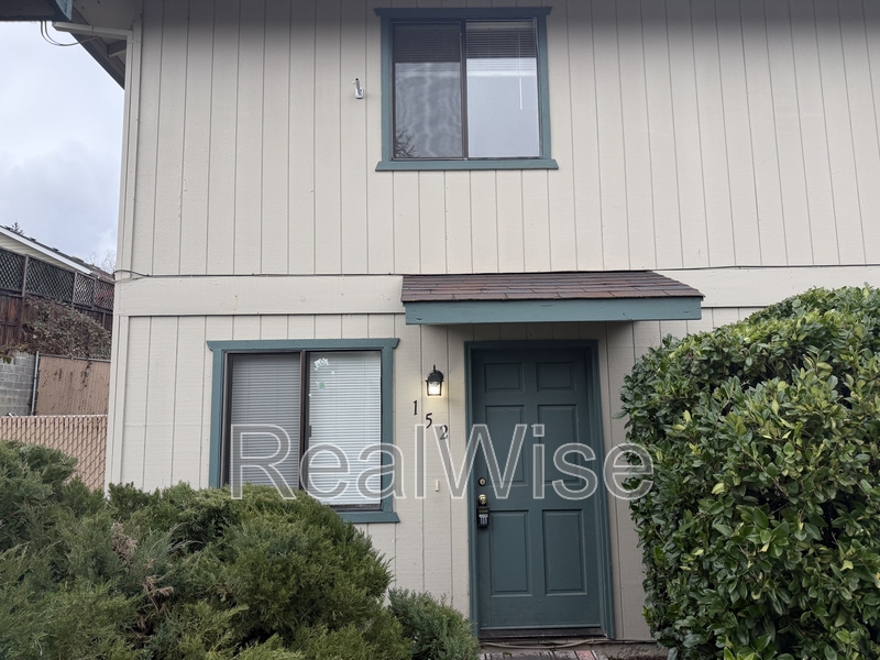 Grants Pass Townhome: 152 Southridge Way