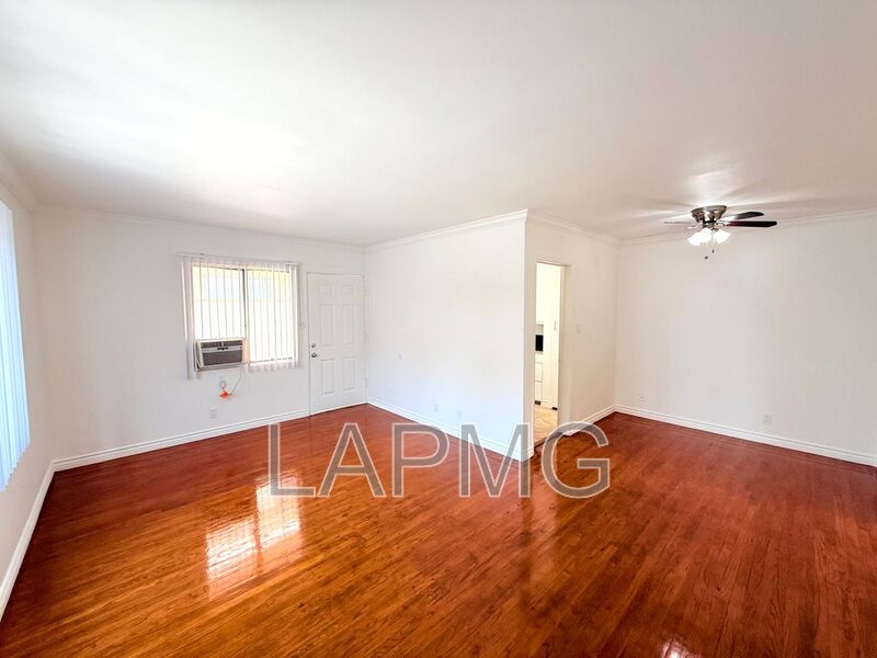 Los Angeles House: 4948 Rosewood Avenue