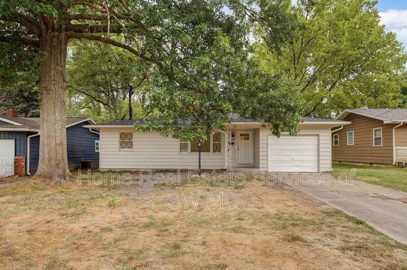 Springfield House: 2641 E Grand St