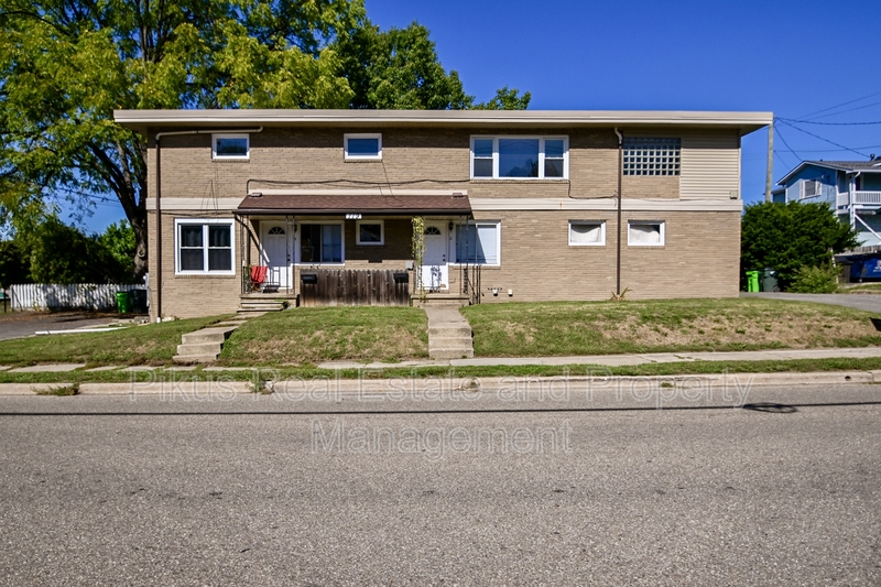 North Canton Condo: 119 7th Street NW Apt 1