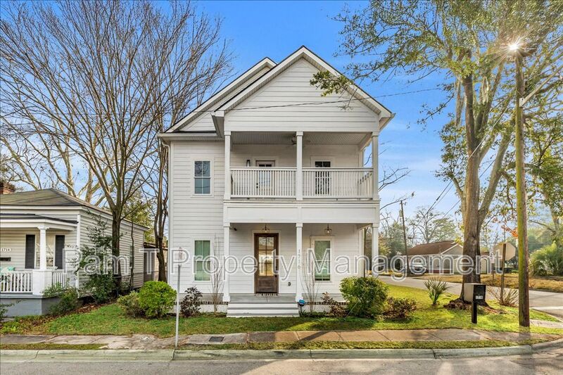 Savannah House: 1716 Reynolds St