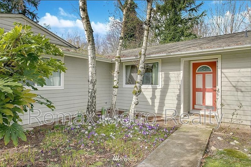 Renton House: 2400 SE 19th St