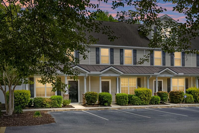Summerville Townhome: 215 Hemingway Circle