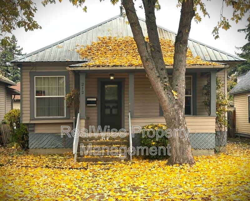 Roseburg House: 212 SE Mosher Ave