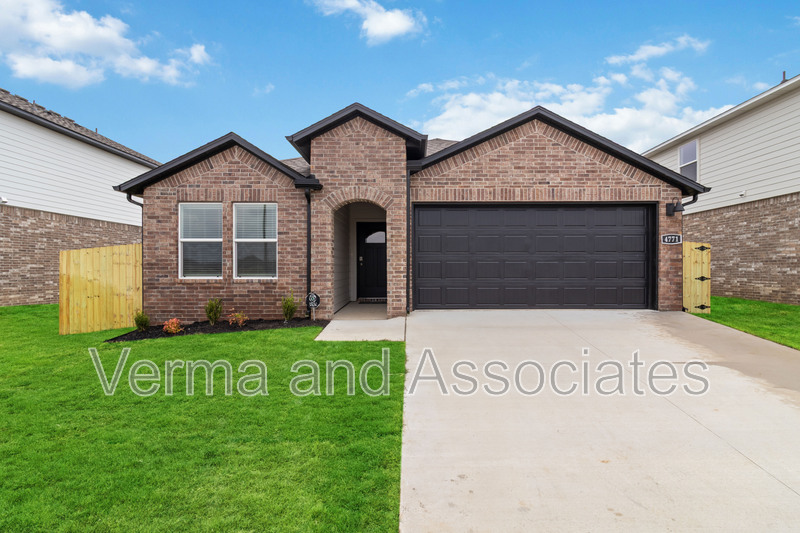 Fayetteville House: 4771 W Folsom St