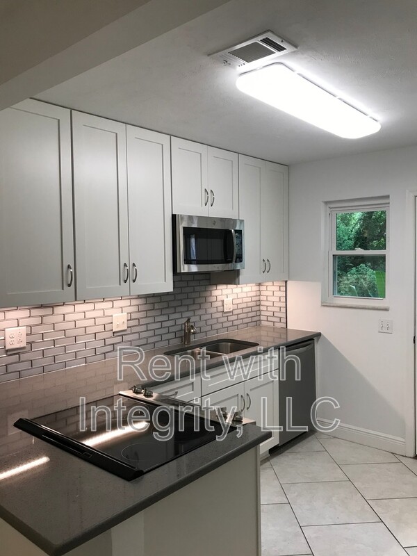 Tallahassee House: 1502-C Pullen Rd