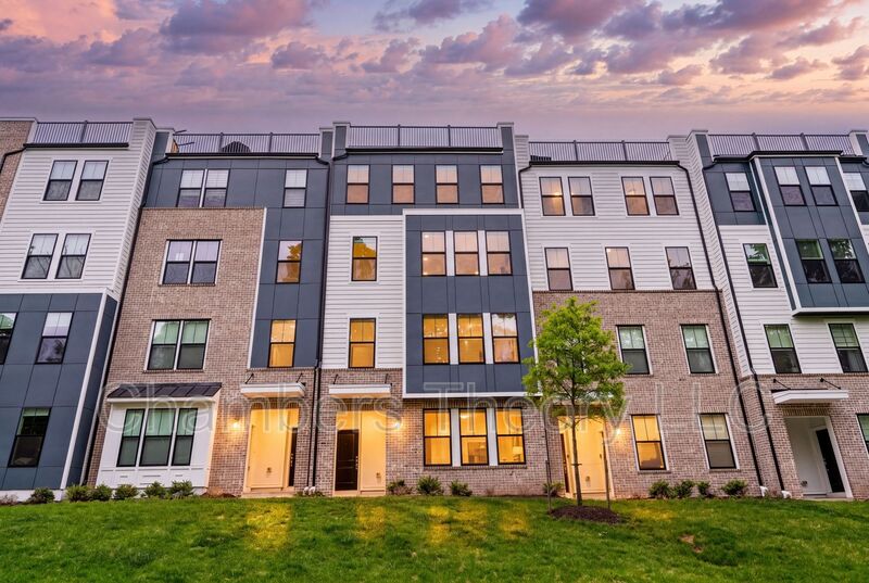 Sterling House: 20851 Owenmore Ter