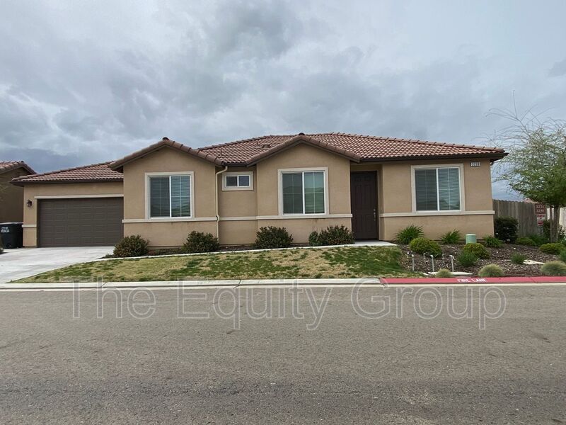 Visalia House: 3233 North Kent St