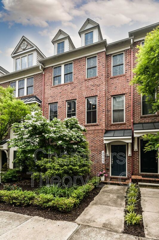 Arlington House: 2505 S Kenmore Court