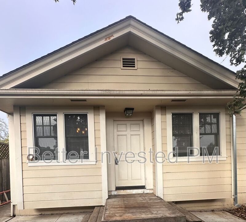 Santa Rosa House: 2065-A Hoen Ave