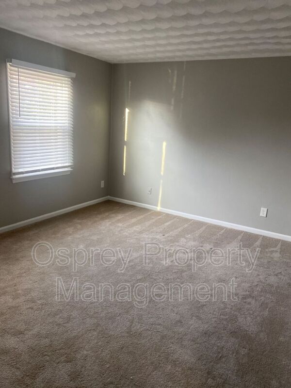 BEAUTIFUL UPDATED 2 BEDROOM TOWNHOME IN GREAT NECK! RENT SPECIAL HALF-OFF IF MOVE IN BY 12/15!!! - Photo 10
