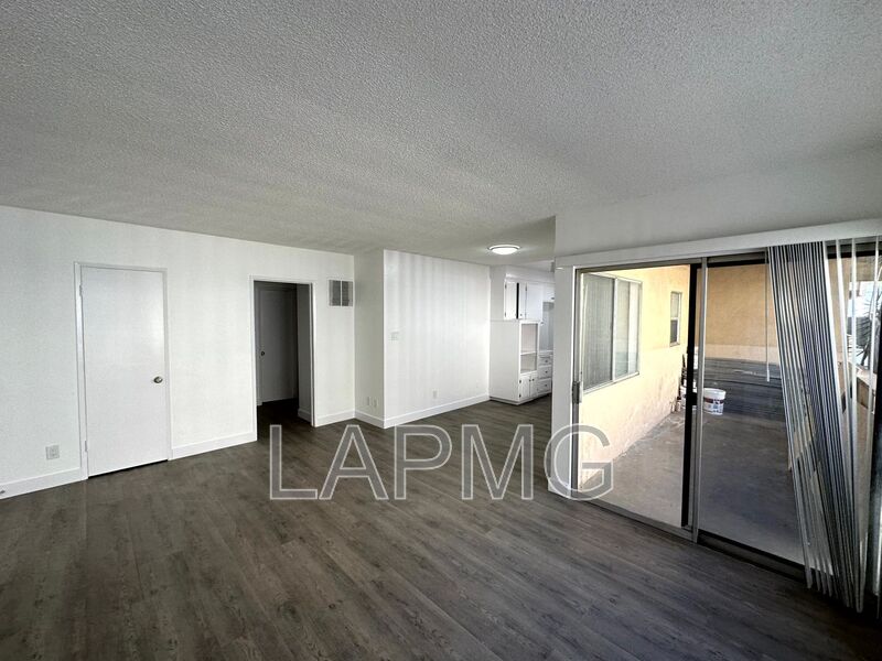 Inglewood House: 853 W Beach Avenue