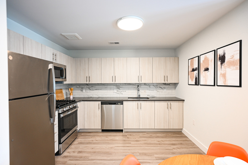 Orange Condo: 49s Day St.- 215