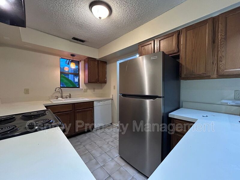 Cozy 2-Bedroom Townhome in Virginia Beach "ASK ABOUT OUR ZERO DEPOSIT" - Photo 3