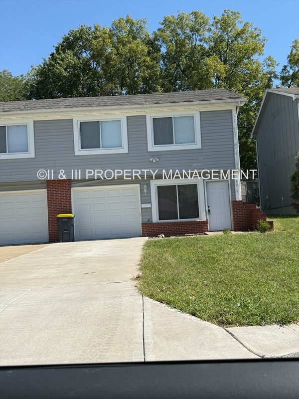 Kansas City House: 9219 Central Street