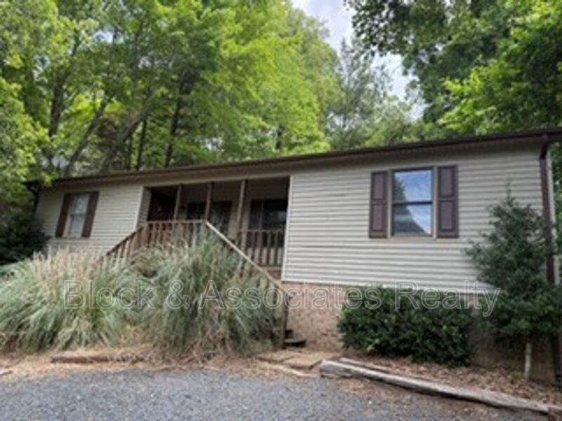 Asheboro House: 1325 Timberlane