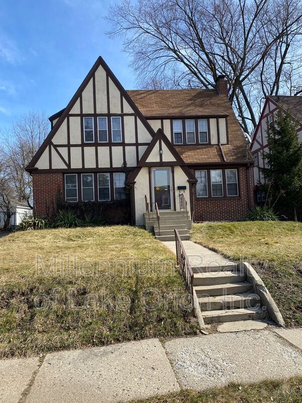 Pontiac House: 74 E Iroquois Rd