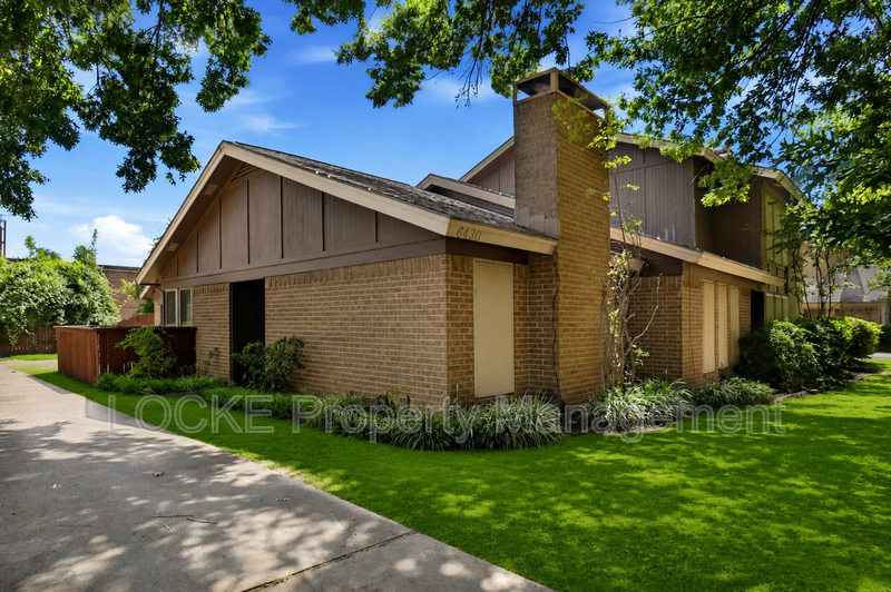 Benbrook House: 6430 Lago Vista Dr