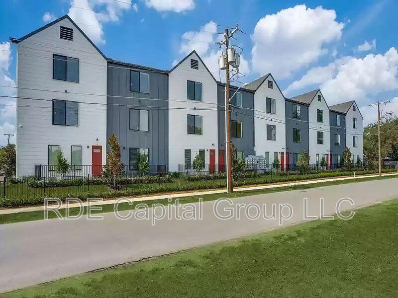 Dallas House: 3275 Dallas St 109