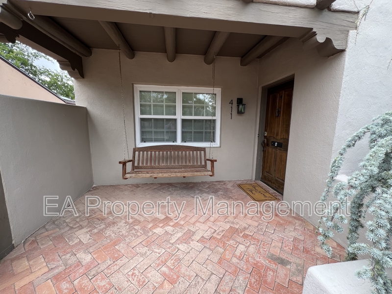 Albuquerque House: 411 Wellesley Dr SE