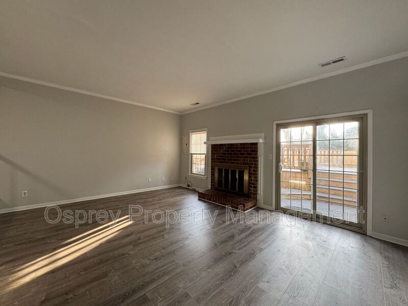 Charming, end-unit brick townhome! *ASK ABOUT OF ZERO DEPOSIT* - Photo 7