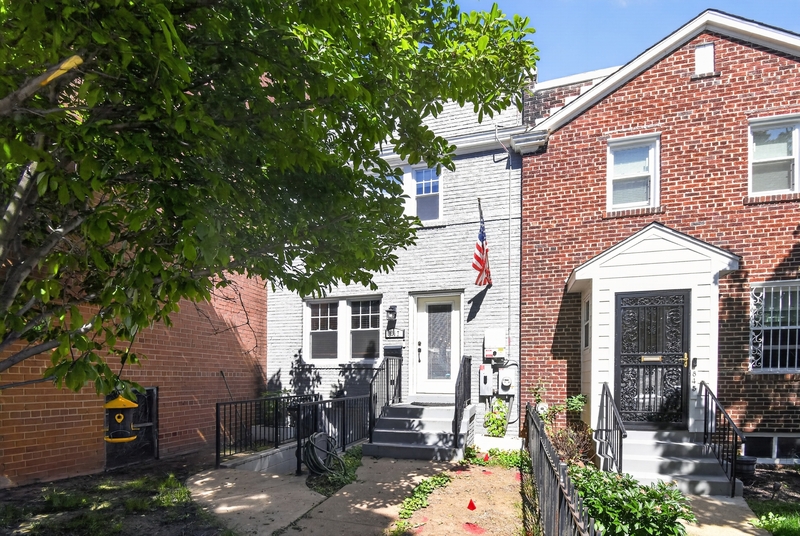 Washington House: 847 20th Street Northeast