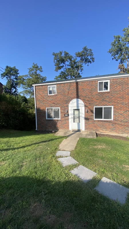 Verona House: 121 Lois Dr