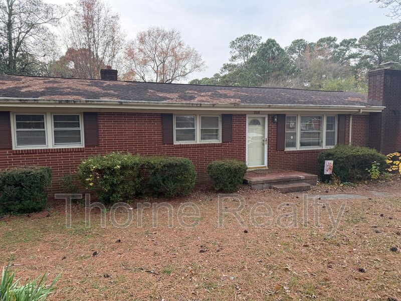 Rocky Mount House: 208 Ridgewood Dr