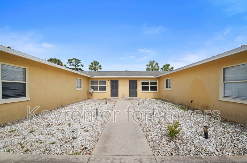 Fort Myers House: 13405 Pine Needle Ln