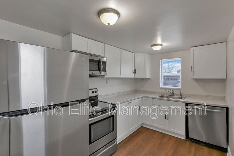 Columbus House: 85 1/2 S Wheatland Ave