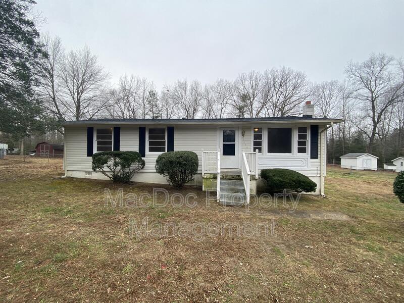 Woodford House: 7258 Twin Cedars