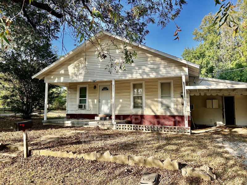 Konawa House: 303 North Maple Street