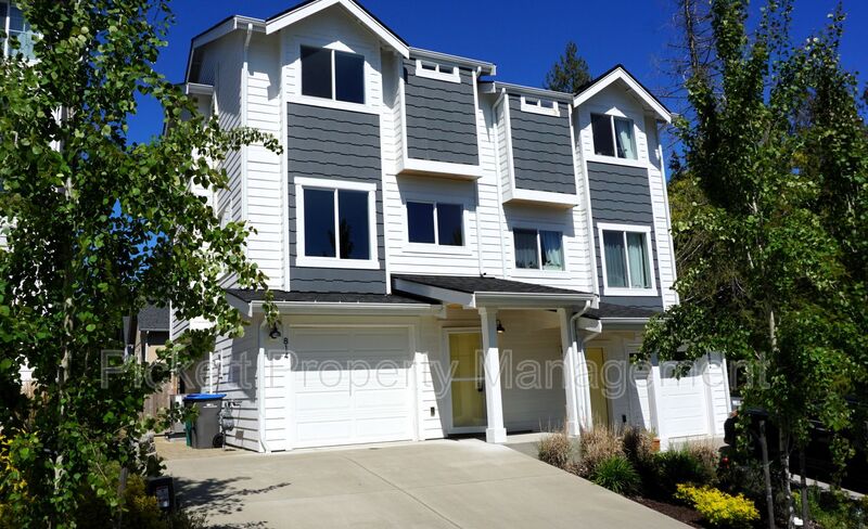 Bremerton Townhome: 814 Highgarden Dr