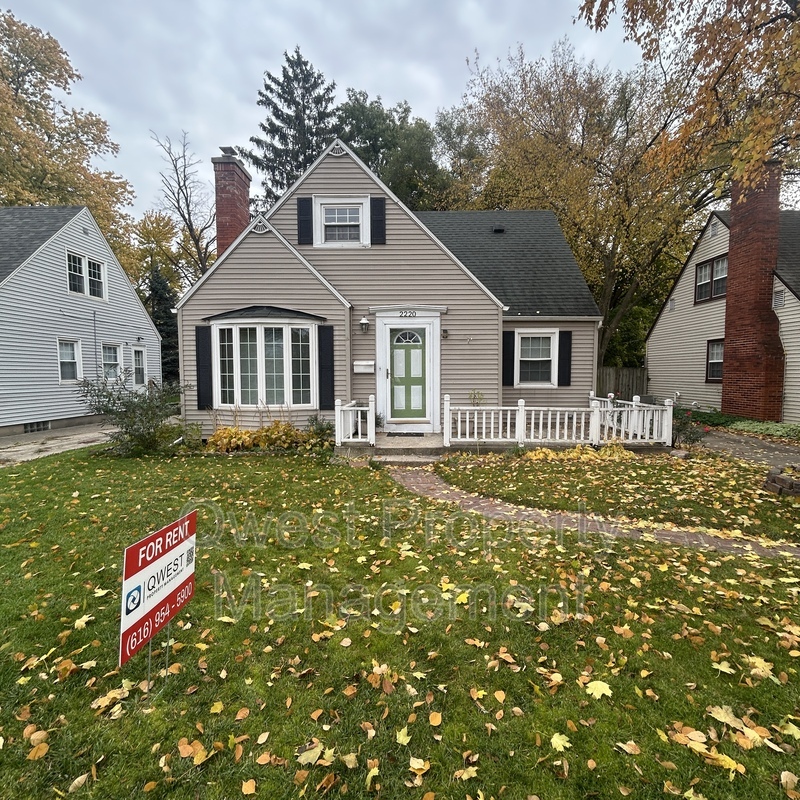 Grand Rapids House: 2220 Monroe Ave NW