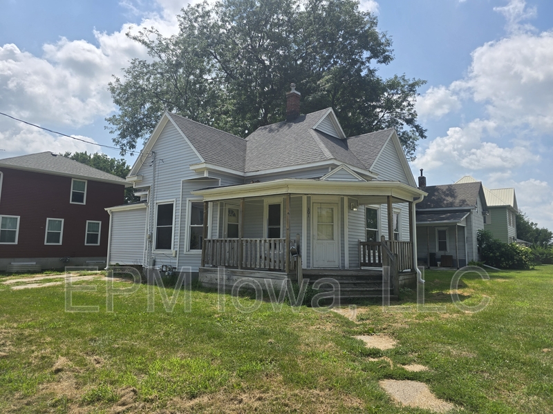 Waterloo House: 301 Leland Avenue