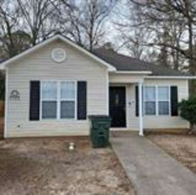 Warner Robins House: 404 Dunmurry Place