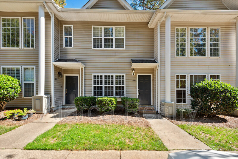 Charlotte Townhome: 1285 E Woodlawn Rd