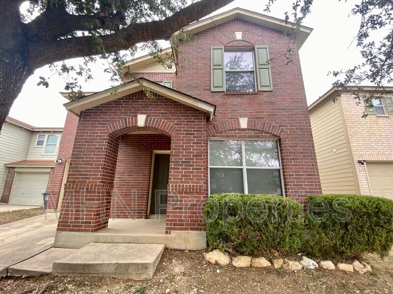AMAZING home with lots of room in Maverick Creek, Conveniently located near to USAA, Medical Center, and UTSA! - Photo 1