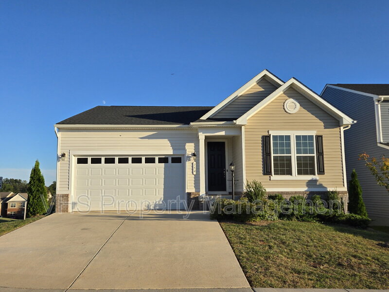 Orange House: 754 Round Hill Rd