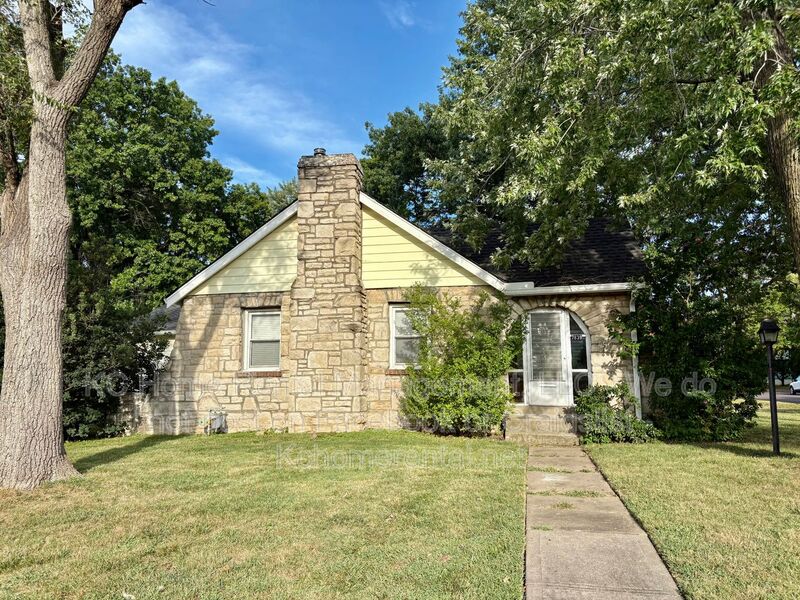 Overland Park House: 7839 Robinson St.